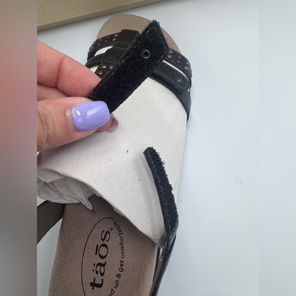 NEW NIB Taos Award Sandals Leather Black Cool Recovery Foam Studded Design - Picture 4 of 7